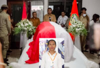 Foto: Penghormatan Terakhir Jenazah Rosalia di Kantor Bupati Flores Timur (istimewa) 