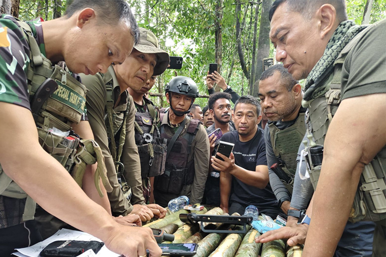 Kapolda Papua Barat Irjen Pol. Johnny Eddizon Isir, Danpas Pelopor Korbrimob Polri Brigjen Pol. Gatot Mangkurat Putra Perkasa Jomantara, dan Karobinops Stamaops Polri Brigjen Pol. Auliansyah Lubis, terjun langsung memimpin operasi AB Moskona 2025