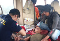 Evakuasi menggunakan Hely Bharatu Komang Ngurah kritis tersengat lebah di daerah Operasi AB Moskona/ Foto: Humpol TB