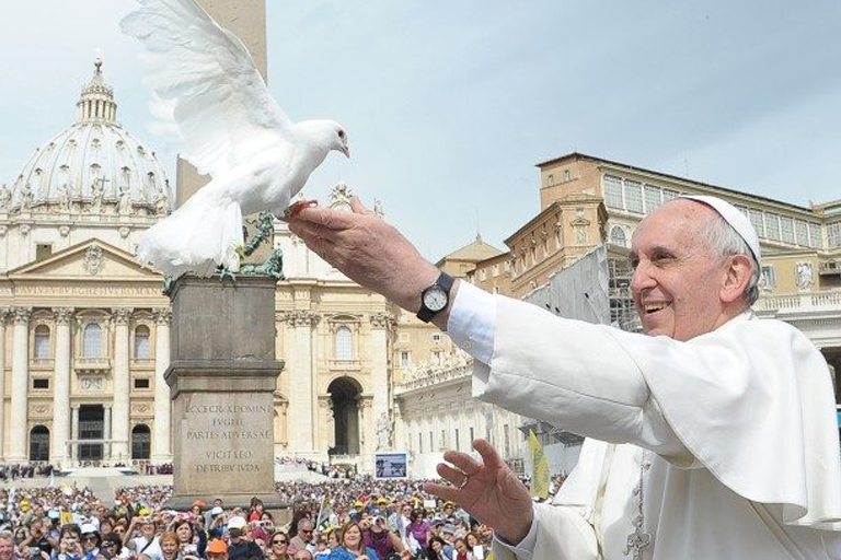 Paus Fransiskus melepaskan seekor merpati putih sebagai simbol perdamaian pada tanggal 15 Mei 2013