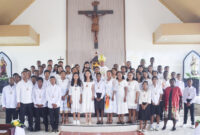 Uskup Manokwari Sorong Mgr. Hilarion Datus Lega, beri Sakramen Krisma, kepada 53 Krismawan, pada Perayaan HUT ke-4 Paroki St. Paskalis Manimeri Minggu (18/05/2025). 