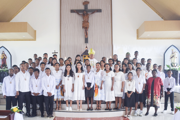 Uskup Manokwari Sorong Mgr. Hilarion Datus Lega, beri Sakramen Krisma, kepada 53 Krismawan, pada Perayaan HUT ke-4 Paroki St. Paskalis Manimeri Minggu (18/05/2025). 