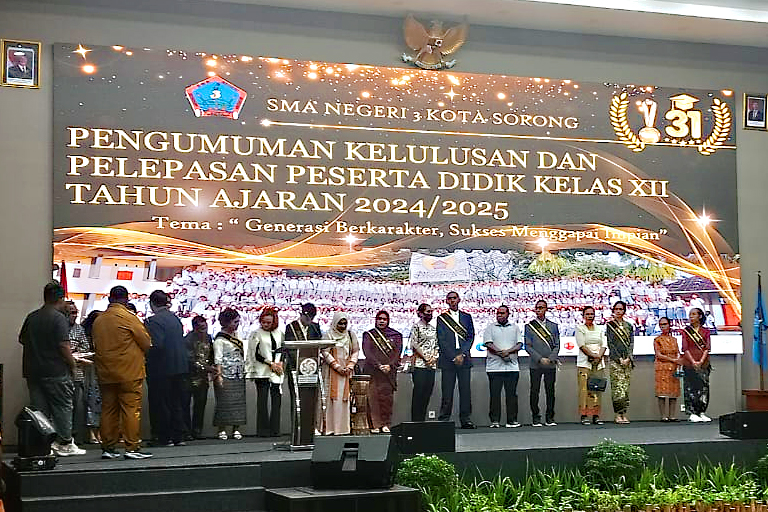 Acara Kelulusan SMA Negeri 3 Kota Sorong, Gubernur PPBD: Ini Awal dari Tantangan yang Berat.