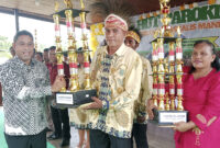 Bupati TB Yohanis Manibuy Menyerahkan Piala dan Santunan kepada Juara Umum Kedua dalam Lomab-Lomba Jelang HUT Paroki