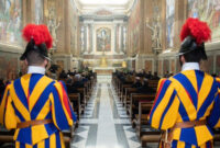 Para pejabat dan staf yang terlibat dalam Konklaf, mengambil Sumpah Kerahasiaan.