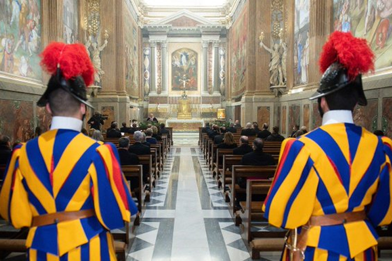 Para pejabat dan staf yang terlibat dalam Konklaf, mengambil Sumpah Kerahasiaan.