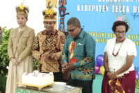 Bupati TB hadiri Ibadah Syukur HUT Ke-1 Kerukunan Masyarakat Tabi Teluk Bintuni. di Aula Gedung Women & Child Centre Kali Kodok Teluk Bintuni, Sabtu, (31/05/2025) Petang.