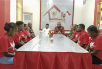 Wakil Bupati Teluk Bintuni Joko Lingara yang di dampingi Pj. Sekda TB Frans Awak, Dndim 1806 TB, Letkol Inf Teguh Eko Efendi,. dan Kepala Kesbangpol. Rheinhard Maniagasi memberikan arahan kepada eks simpatisan KKB Teluk Bintuni.