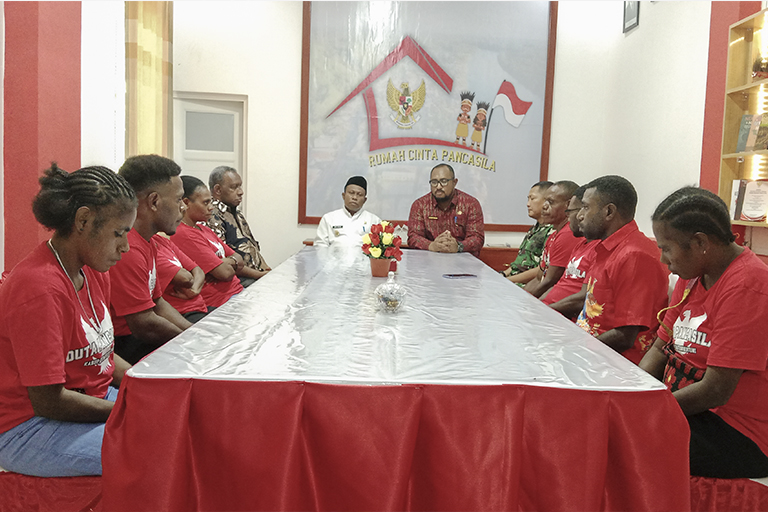 Wakil Bupati Teluk Bintuni Joko Lingara yang di dampingi Pj. Sekda TB Frans Awak, Dndim 1806 TB, Letkol Inf Teguh Eko Efendi,. dan Kepala Kesbangpol. Rheinhard Maniagasi memberikan arahan kepada eks simpatisan KKB Teluk Bintuni.