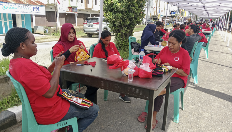 Mama-mama dan Perempuan Papua tampak mengikuti Festival Rajut Noken Yayasan Phapeda Teluk Bintuni, Sabtu, 16 Agustus 2025