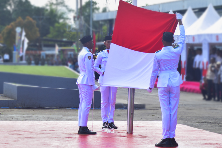 Pembawa baki: Irene Yettu (SMA YPK Bintuni), putri dari Bapak Dominggus Yettu dan Ibu Yuliana Wekaburi.
Pengerek bendera: Fajar Abdurrahman Amin (SMA Negeri 1 Bintuni), putra dari Bapak Wahyono dan Ibu Iva Ma’rifah.
Pembentang bendera: Pedro Desvalio Messah (SMA Negeri 1 Bintuni), putra dari Bapak Finsensius Messah dan Almarhumah Hendrika Dortea Sawal.Pembawa bendera: Leader Rizki Usmani (SMA Negeri 2 Bintuni), putra dari Bapak Daniel Usmani dan Ibu Pakalina Kamisopa.