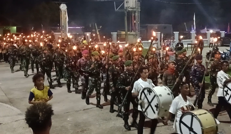 Pawai Obor Jelang HUT NKRI ke 80 di ikuti oleh satuan Pramuka, TNI, dan POLRI, Pawai dibuka Bupati Teluk Bintuni, Yohanis Manibuy