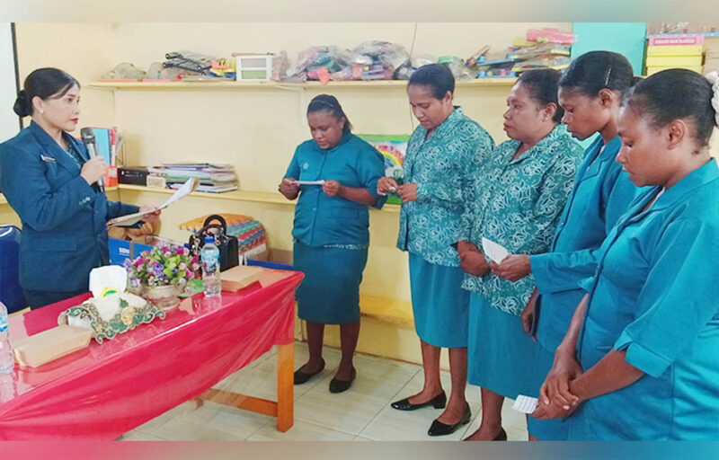 Ketua TP-PKK Distrik Kuri Ny. Yanti Somalinggi, melantik Ketua-ketua TP-PKK Kampung, Kampung Sarbe, Kampung Wagura, Kampung Refideso, Kampung Naramasa, dan Kampung Obo.