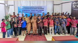 Kepala Dinas DPMK Teluk Bintuni ( Haris Tahir) mewakili Bupati Kabupaten Teluk Bintuni. Buka BIMTEK kepada BAPERKAM 