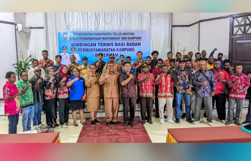 Kepala Dinas DPMK Teluk Bintuni ( Haris Tahir) mewakili Bupati Kabupaten Teluk Bintuni. Buka BIMTEK kepada BAPERKAM 