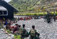 Satgas Yonif 743/PSY laksanakan ibadah bersama jemaat Gereja Berkat Kulirik, Distrik Mulia, Papua, Minggu (12/10/25). 