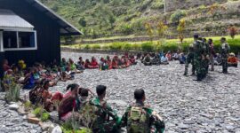 Satgas Yonif 743/PSY laksanakan ibadah bersama jemaat Gereja Berkat Kulirik, Distrik Mulia, Papua, Minggu (12/10/25). 