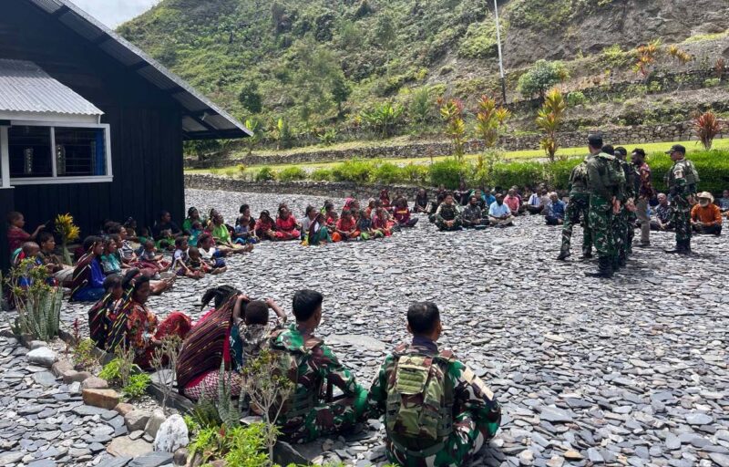 Satgas Yonif 743/PSY laksanakan ibadah bersama jemaat Gereja Berkat Kulirik, Distrik Mulia, Papua, Minggu (12/10/25). 