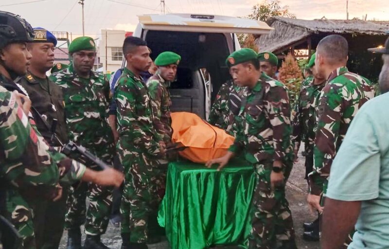 Jenazah Praka Amin Nurohman, Prajurit TNI Satgas Yonif 410/AB, di lepaskan untuk di berangkatkan ke kampung halamannya
