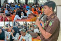Jaksa Muda Eka Padmahantara Antonius (Kepala Sub Seksi 1 Intelejen) menyampaikan MAteri Bimtek Aplikasi Jaksa Garda Desa (Jaga Desa) di Aula Gereja Katolik St. Yohanes  Bintuni, KM 2, Kamis, (9/10/2025) Pagi.