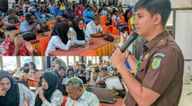 Jaksa Muda Eka Padmahantara Antonius (Kepala Sub Seksi 1 Intelejen) menyampaikan MAteri Bimtek Aplikasi Jaksa Garda Desa (Jaga Desa) di Aula Gereja Katolik St. Yohanes  Bintuni, KM 2, Kamis, (9/10/2025) Pagi.