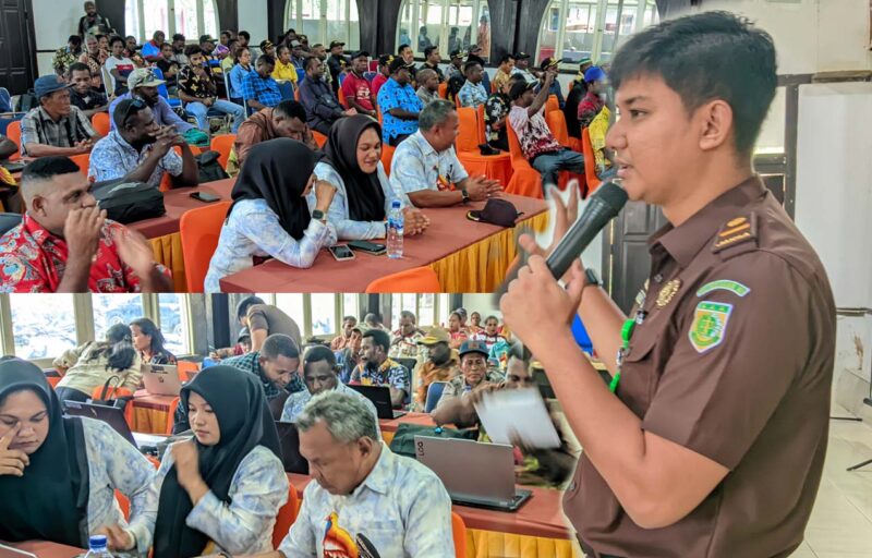 Jaksa Muda Eka Padmahantara Antonius (Kepala Sub Seksi 1 Intelejen) menyampaikan MAteri Bimtek Aplikasi Jaksa Garda Desa (Jaga Desa) di Aula Gereja Katolik St. Yohanes  Bintuni, KM 2, Kamis, (9/10/2025) Pagi.