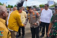 Kapolda Papua Barat Irjen Pol. Johnny Eddizon Isir, S.I.K., M.T.C.P. menghadiri kegiatan penjemputan kedatangan Pimpinan Komisi XII DPR RI di Bandara Rendani Manokwari, Senin (27/10/25)