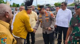Kapolda Papua Barat Irjen Pol. Johnny Eddizon Isir, S.I.K., M.T.C.P. menghadiri kegiatan penjemputan kedatangan Pimpinan Komisi XII DPR RI di Bandara Rendani Manokwari, Senin (27/10/25)