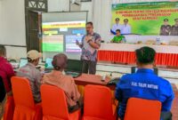 Aiptu Mas Juli ( anggota Tipikor Polres Teluk Bintuni, saat menyampaikan Materi Terkait Penyelenggaraan, Pembinaan dan Pengawasan Dana Kampung Kabupaten Teluk Bintuni, Aula Gereja St. Yohanis KM 2. Jumat(10/10/2025)