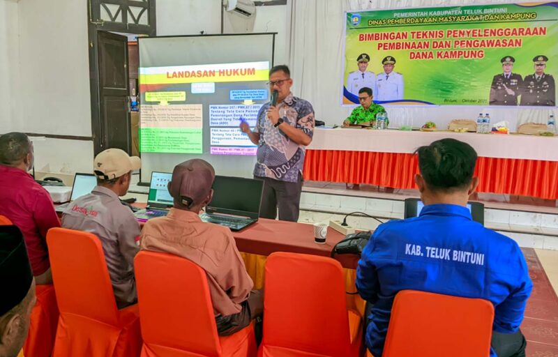 Aiptu Mas Juli ( anggota Tipikor Polres Teluk Bintuni, saat menyampaikan Materi Terkait Penyelenggaraan, Pembinaan dan Pengawasan Dana Kampung Kabupaten Teluk Bintuni, Aula Gereja St. Yohanis KM 2. Jumat(10/10/2025)