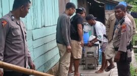 Satuan Reserse Narkoba (Satresnarkoba) Polres Teluk Bintuni menyita puluhan liter minuman keras lokal jenis cap tikus (CT) pada sebuah rumah warga milik (D.K) yang beralamat di belakang kompleks Masui Distrik Bintuni Barat Kabupaten Teluk Bintuni, Jumat (10/10/2025).