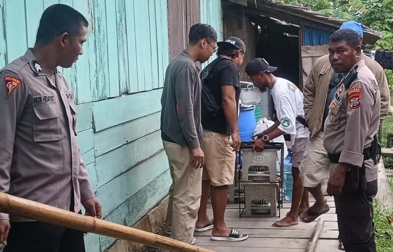 Satuan Reserse Narkoba (Satresnarkoba) Polres Teluk Bintuni menyita puluhan liter minuman keras lokal jenis cap tikus (CT) pada sebuah rumah warga milik (D.K) yang beralamat di belakang kompleks Masui Distrik Bintuni Barat Kabupaten Teluk Bintuni, Jumat (10/10/2025).