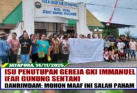 Jemaat Gereja GKI Immanuel melakukan aksi pernyataan sikap ketika di usik keberadaan gereja mereka.