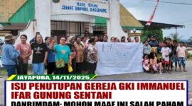 Jemaat Gereja GKI Immanuel melakukan aksi pernyataan sikap ketika di usik keberadaan gereja mereka.