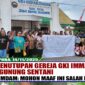 Jemaat Gereja GKI Immanuel melakukan aksi pernyataan sikap ketika di usik keberadaan gereja mereka.