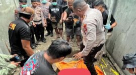 Istri Pegawai KPP Pratama Manokwari yang sempat dinyatakan hilang akhirnya di temukan tak bernyawa, dengan tubuh mengenaskan, tubuh korban telah di mutilasi menjadi beberapa bagian dan di masukan ke dalam septic tank di sebuah rumah kosong yang tak jauh dari rumah korban, Jln. Reremi Puncak Manokwari Barat, Selasa,(11/11/2025), sekira pukul. 15.50 WIT. (foto/Istimewa)