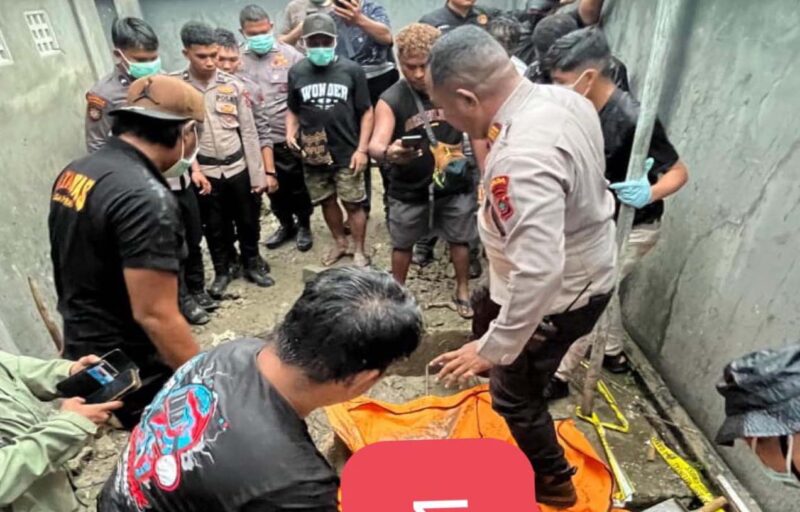 Istri Pegawai KPP Pratama Manokwari yang sempat dinyatakan hilang akhirnya di temukan tak bernyawa, dengan tubuh mengenaskan, tubuh korban telah di mutilasi menjadi beberapa bagian dan di masukan ke dalam septic tank di sebuah rumah kosong yang tak jauh dari rumah korban, Jln. Reremi Puncak Manokwari Barat, Selasa,(11/11/2025), sekira pukul. 15.50 WIT. (foto/Istimewa)