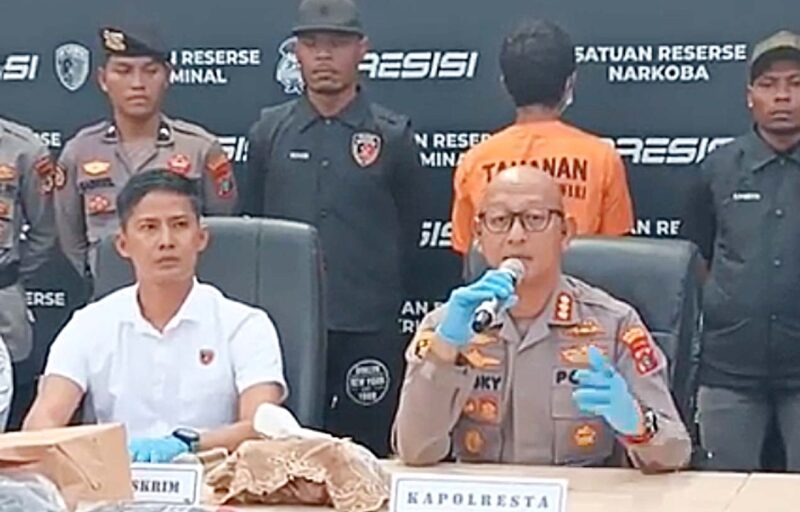 Konfrensi Pers, Kapolesta Manokwari Kombes Pol Ongky Isgunawan, menyampaikan bahwa kejadian tersebut merupakan tindak pidana pencurian yang di sertai kekerasan yang mengakibatkan korban meninggal dunia ( foto: Screen Shoot Facebook Tribun Papua Barat)