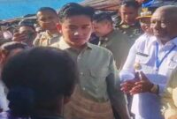 Wakil Presiden Gibran Rakabuming Raka melakukan kunjungan ke Pasar Wosi Manokwari Papua Barat, Wapres di damping Gubernur Papua Barat, Dominggus Mandachan dan Bupati Manokwari, Hermus Indow, Wapres bertemu mama-mama Papua dan mendengarkan keluhan mereka
