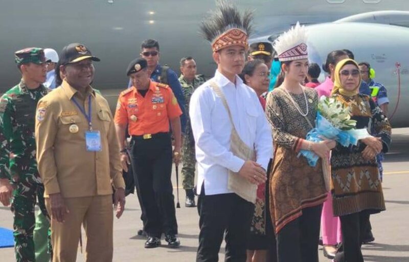 Wakil Presiden Republik Indonesia, Gibran Rakabuming Raka, di damping istri Selvi Ananda, hari ini tiba di Bandara Rendani Manokwari Provinsi Papua Barat, Selasa(04/11/2025).