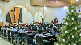 Misa Malam Vigili Natal, di mulai Pukul: 19.00 WIT, atau Jam Tujuh malam, di Pimpin Pastor Sipri Taus. SVD, dengan Koor Penggerak Siswa-Siswi, Suster, Frater dari Seminari Van Diepen Sorong.
