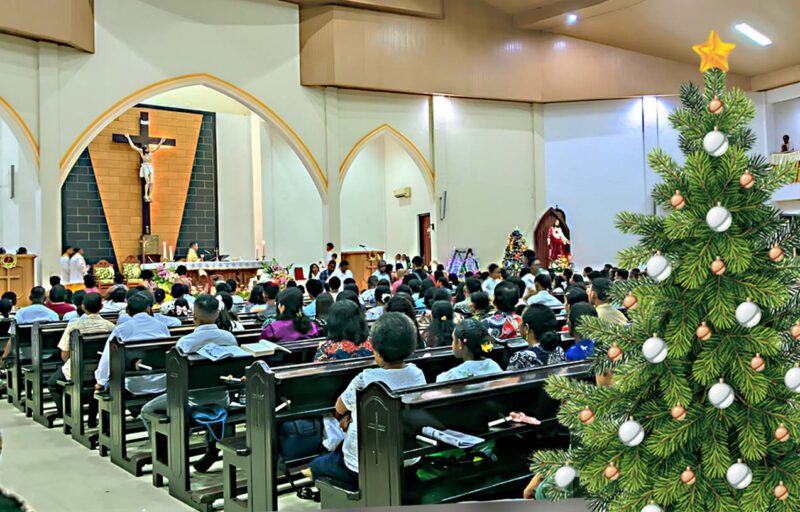 Misa Malam Vigili Natal, di mulai Pukul: 19.00 WIT, atau Jam Tujuh malam, di Pimpin Pastor Sipri Taus. SVD, dengan Koor Penggerak Siswa-Siswi, Suster, Frater dari Seminari Van Diepen Sorong.