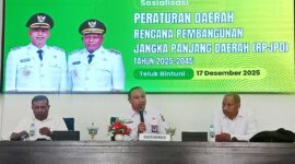 Sosialisasi Produk Hukum Daerah Kabupaten Teluk Bintuni,  Menghadirkan Narasumber Dr. George F. Wanma, Kabag Hukum SETDA Kabupaten Teluk Bintuni, dan Dr. Daud D. Balubun, Praktisi Hukum Teluk Bintuni, dengan bertindak sebagai Moderator, Rivaldi Kwando, Plt. Bappelitbangda Teluk Bintuni. Aula Sasana Karya Kantor Bupati Teluk Bintuni, Rabu,(17/12/2025).
