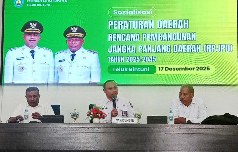 Sosialisasi Produk Hukum Daerah Kabupaten Teluk Bintuni,  Menghadirkan Narasumber Dr. George F. Wanma, Kabag Hukum SETDA Kabupaten Teluk Bintuni, dan Dr. Daud D. Balubun, Praktisi Hukum Teluk Bintuni, dengan bertindak sebagai Moderator, Rivaldi Kwando, Plt. Bappelitbangda Teluk Bintuni. Aula Sasana Karya Kantor Bupati Teluk Bintuni, Rabu,(17/12/2025).