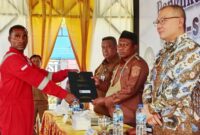 Wakil Bupati Teluk Bintuni Joko Lingara Mengukuhkan dan Melepaskan sebanyak 95 siswa-siswi Lulusan Pusat Pelatihan Teknik Industri dan Migas(P2TIM) Teluk Bintuni angkatan ke 19 Tahun 2025.