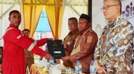 Wakil Bupati Teluk Bintuni Joko Lingara Mengukuhkan dan Melepaskan sebanyak 95 siswa-siswi Lulusan Pusat Pelatihan Teknik Industri dan Migas(P2TIM) Teluk Bintuni angkatan ke 19 Tahun 2025.
