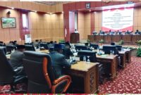Rapat Paripurna DPRK Teluk Bintuni Masa Sidang I Tahun 2025, dalam Rangka Pembahasan dan Penetapan Rancangan Peraturan Daerah tentang Anggaran Pendapatan dan Belanja Daerah(APBD) Kabupaten Teluk Bintuni Tahun Aggaran 2026, berlangsung di ruang Sidang Utama Kantor DPRK Teluk Bintuni, Senin(15/12/2025).