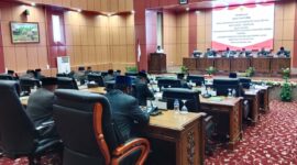 Rapat Paripurna DPRK Teluk Bintuni Masa Sidang I Tahun 2025, dalam Rangka Pembahasan dan Penetapan Rancangan Peraturan Daerah tentang Anggaran Pendapatan dan Belanja Daerah(APBD) Kabupaten Teluk Bintuni Tahun Aggaran 2026, berlangsung di ruang Sidang Utama Kantor DPRK Teluk Bintuni, Senin(15/12/2025).