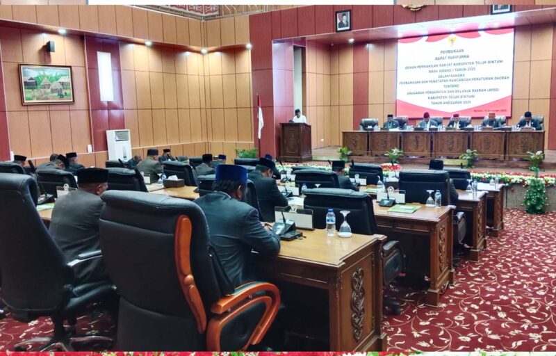 Rapat Paripurna DPRK Teluk Bintuni Masa Sidang I Tahun 2025, dalam Rangka Pembahasan dan Penetapan Rancangan Peraturan Daerah tentang Anggaran Pendapatan dan Belanja Daerah(APBD) Kabupaten Teluk Bintuni Tahun Aggaran 2026, berlangsung di ruang Sidang Utama Kantor DPRK Teluk Bintuni, Senin(15/12/2025).