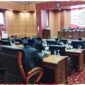 Rapat Paripurna DPRK Teluk Bintuni Masa Sidang I Tahun 2025, dalam Rangka Pembahasan dan Penetapan Rancangan Peraturan Daerah tentang Anggaran Pendapatan dan Belanja Daerah(APBD) Kabupaten Teluk Bintuni Tahun Aggaran 2026, berlangsung di ruang Sidang Utama Kantor DPRK Teluk Bintuni, Senin(15/12/2025).